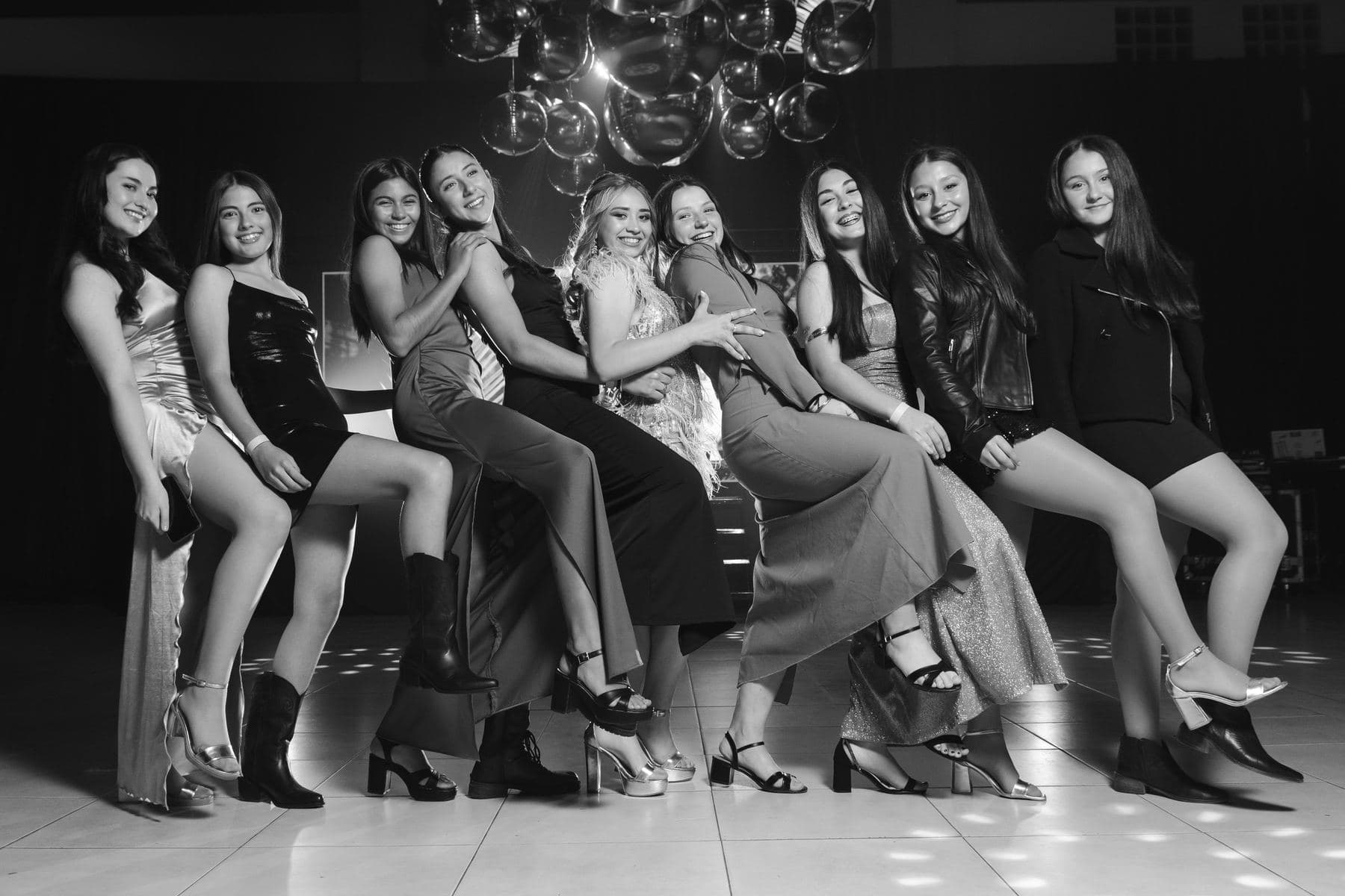 Grupo de amigas abrazadas en una fiesta de Masfarré.